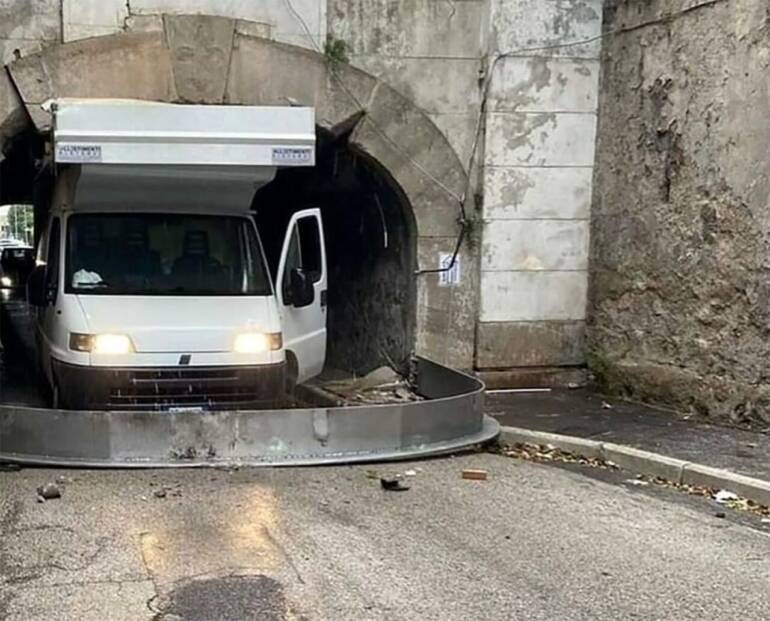 Caserta, furgone incastrato a Ponte Ercole: danni ingenti e circolazione paralizzata