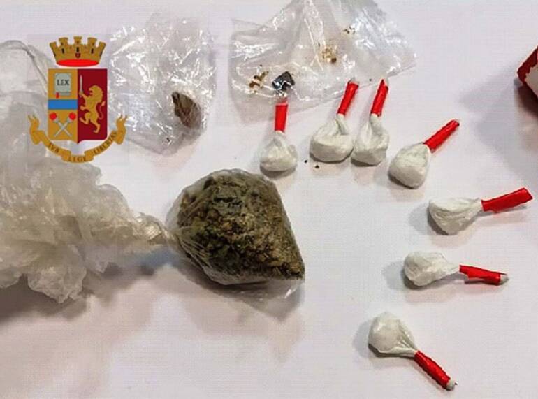Napoli, cocaina confezionata come lecca lecca arrestato pusher