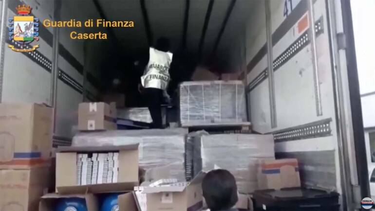 Contrabbando di sigarette dall’Europa dell’Est a Napoli e Caserta: 12 arresti. IL VIDEO