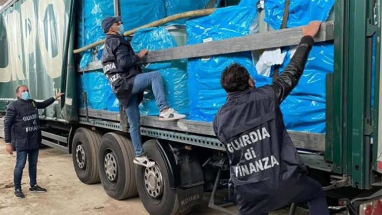 Contrabbando di prodotti petroliferi e alcool: blitz della finanza nelle province di Caserta, Napoli e Salerno