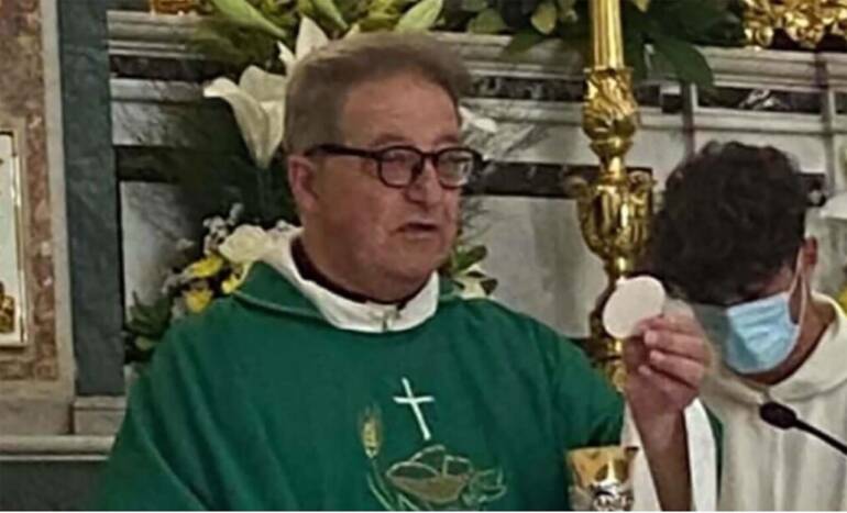 Covid a Parete, Don Camillo ricoverato e il sindaco chiude anche il liceo
