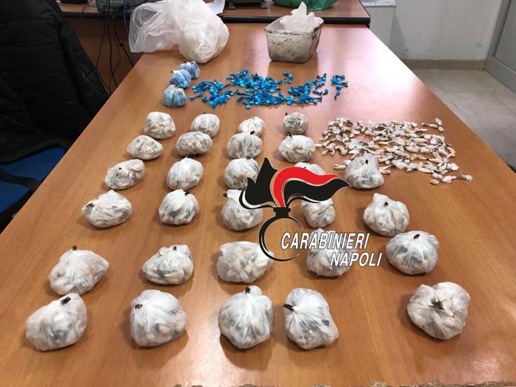 Parco Verde Caivano setacciato dai carabinieri arresti e sequestri droga. IL VIDEO