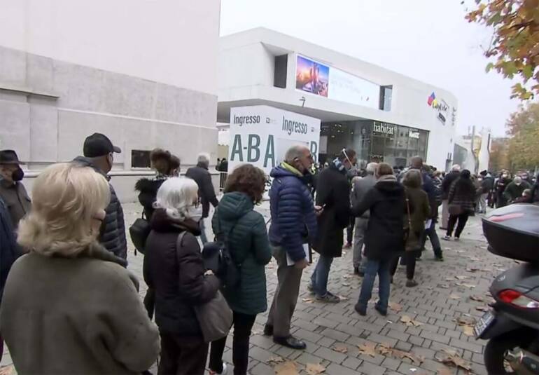 Variante Omicron, scoppia la guerra dei vaccini tra Pfizer e Moderna