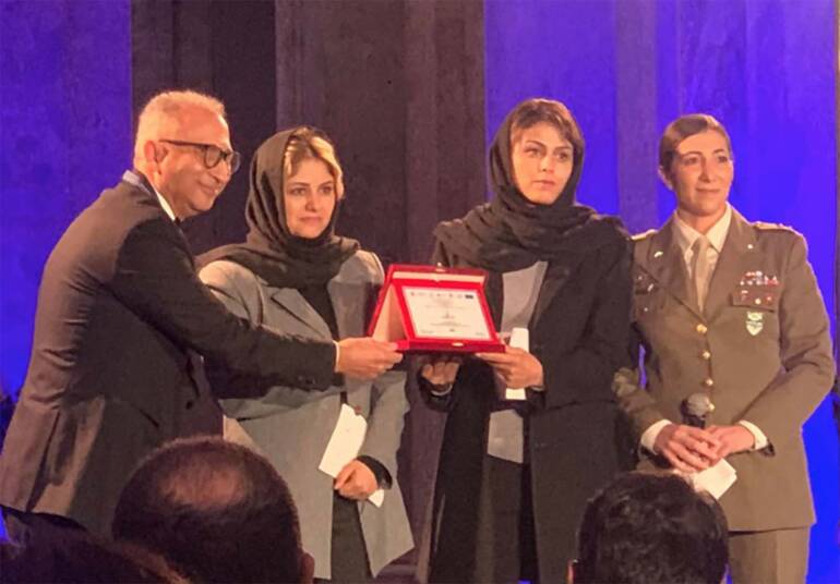 Le giornaliste afghane salvate a Kabul da tre soldatesse italiane: ieri sera il premio a Caserta
