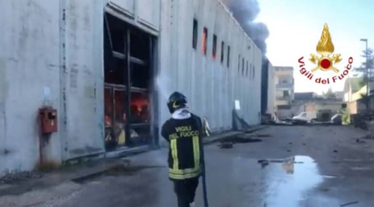 Incendio Arzano, il sindaco: “Non uscite di casa e tenete le finestre chiuse”