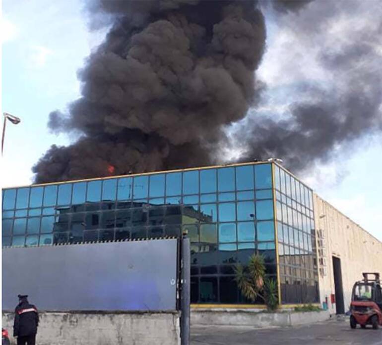 Incendio Arzano, intervento dell’Arpac per valutare danni ambientali