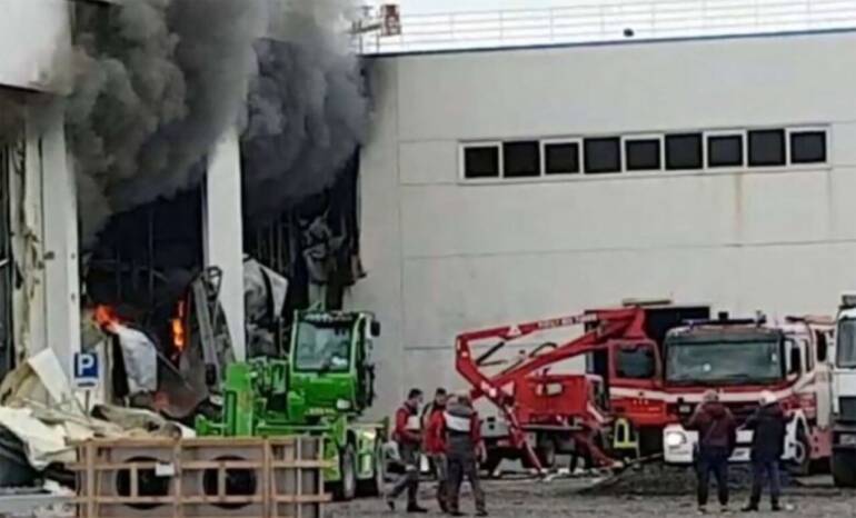 Il maxi incendio in zona Asi ancora attivo, cittadini tappati in casa per l’aria irrespirabile