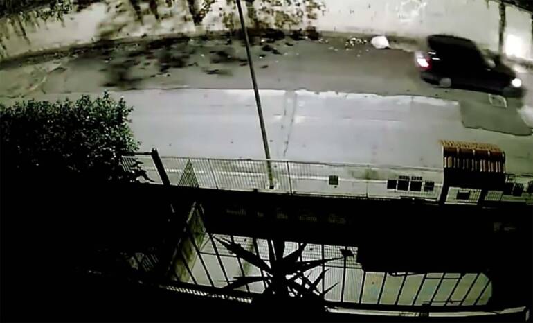 Il lancio del sacchetto della monnezza dalla auto in corsa. IL VIDEO