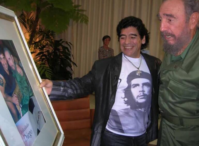 Bufera sul governo argentino: celebra i mancini del calcio e dimentica volutamente Maradona