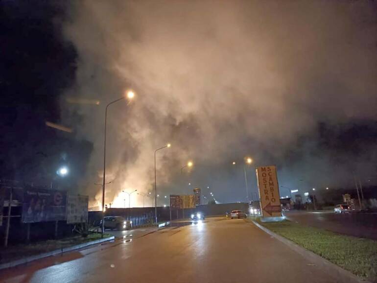 Marcianise, fiamme nella Laminazione Sottile