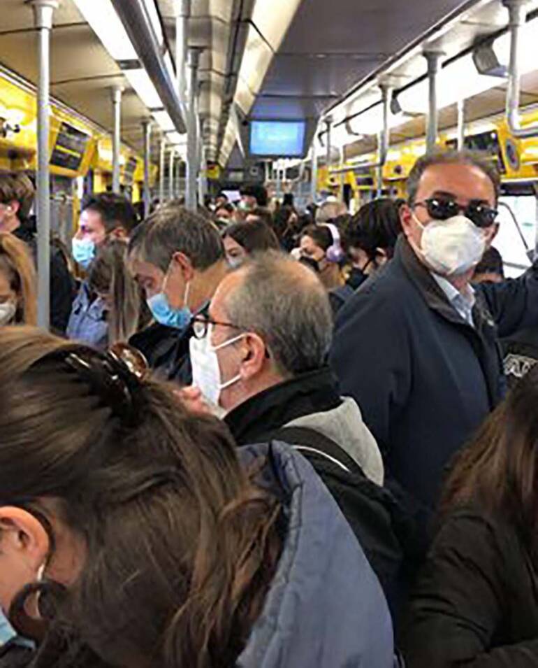 Napoli, super affollamenti sulla linea 1 della Metro