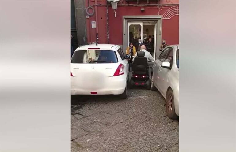 Napoli, disabile resta bloccato da auto in sosta selvaggia