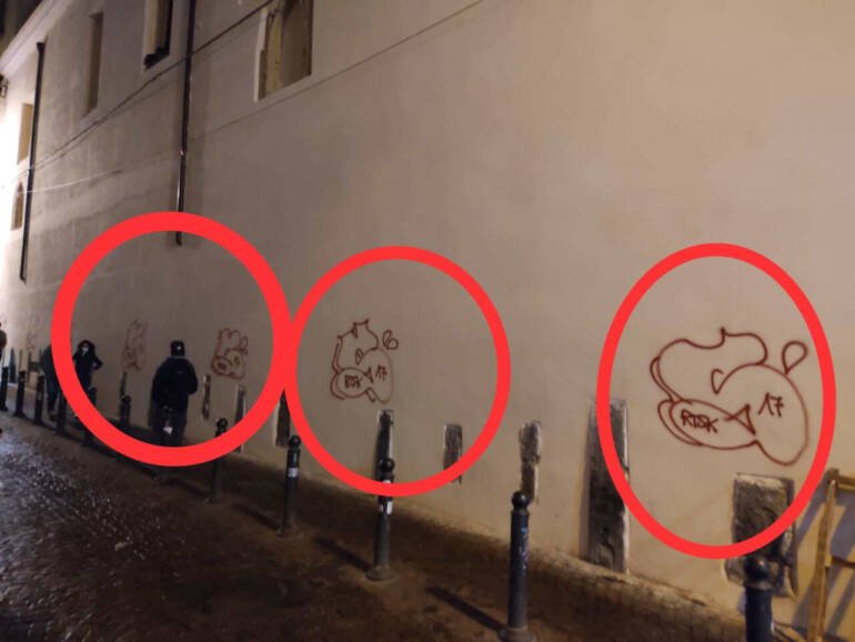 Napoli, imbrattato e vandalizzato il muro appena ritinteggiato di fronte al Complesso di Santa Chiara