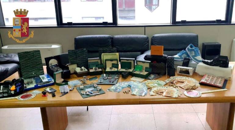 Napoli, aveva in casa orologi contraffatti e munizioni: denunciato