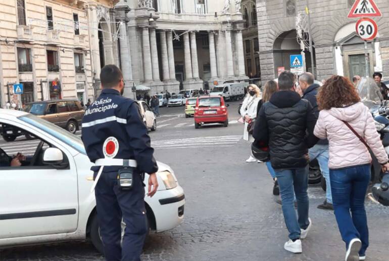 Napoli, tensione in piazza: manifestanti respinti verso l’area del summit Med5