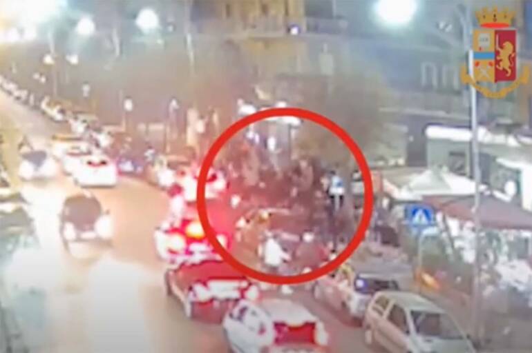 Napoli, spari tra minori dei gruppi di “barresi” e “sangiovannesi”: 3 arresti