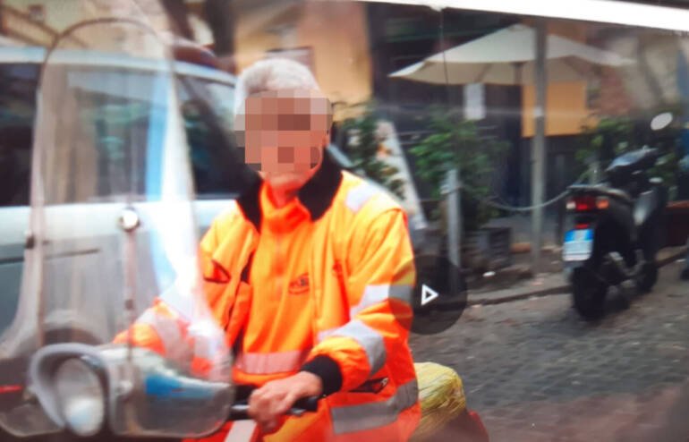Operatore Asia in divisa e sullo scooter senza casco durante la diretta di “Ore 14” proprio mentre Borrelli parla della mancanza di regole