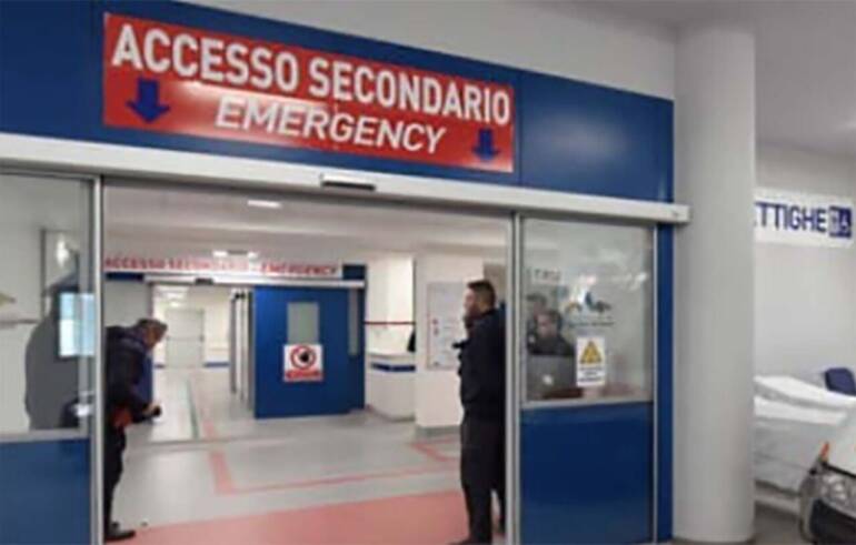 ospedale del mare, aggredisce poliziotti