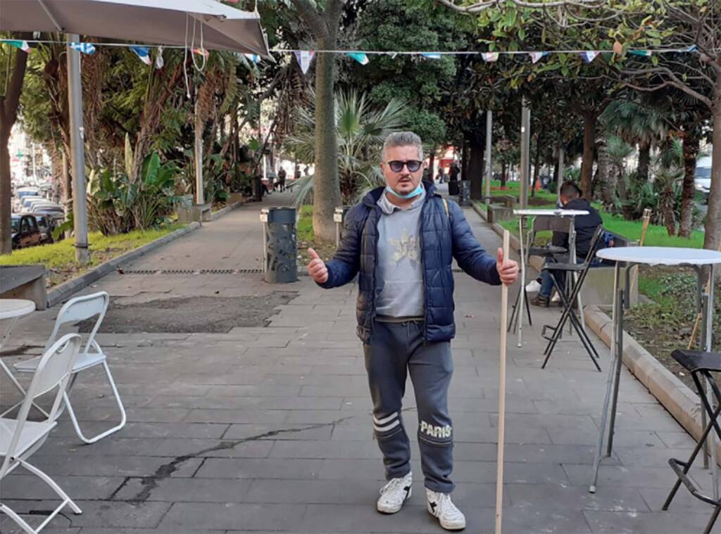 Napoli, disoccupato col reddito di cittadinanza ripulisce piazza Cavour