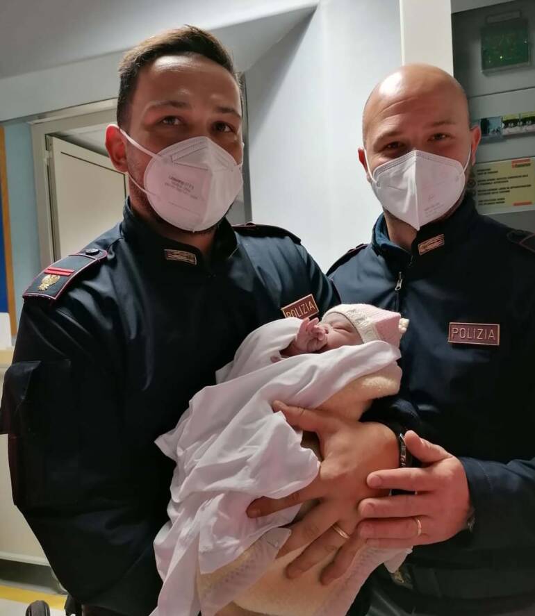Napoli, agenti aiutano mamma a partorire: la foto virale sul web