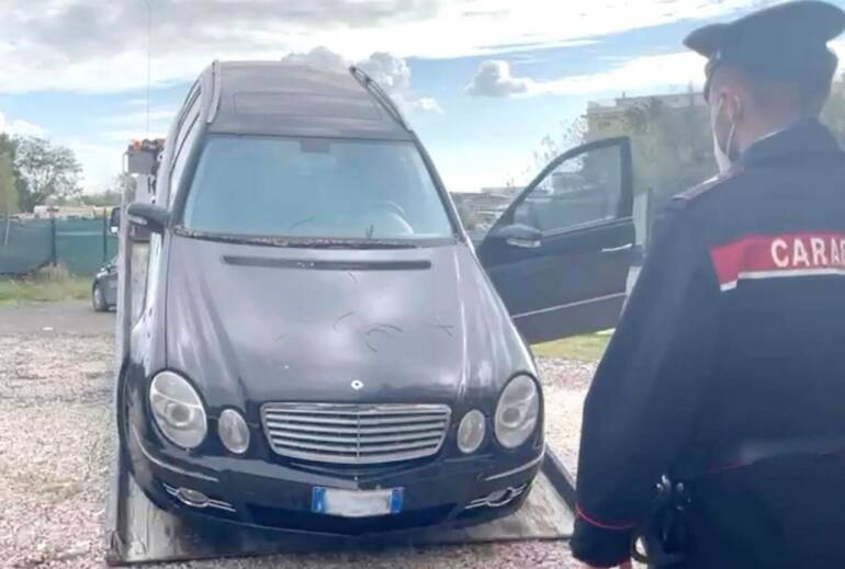 Qualiano, campo rom al setaccio dei Carabinieri: 2 denunce e 8 auto sequestrate