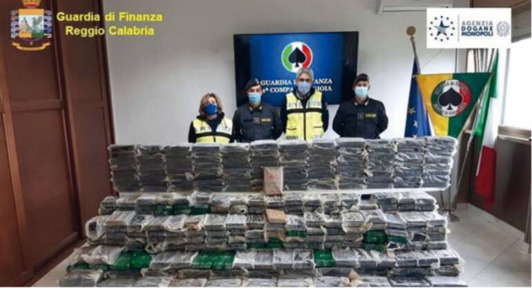 REPORT – Alleanza ‘ndrangheta-camorra: le mani dei nuovi narcos sui porti
