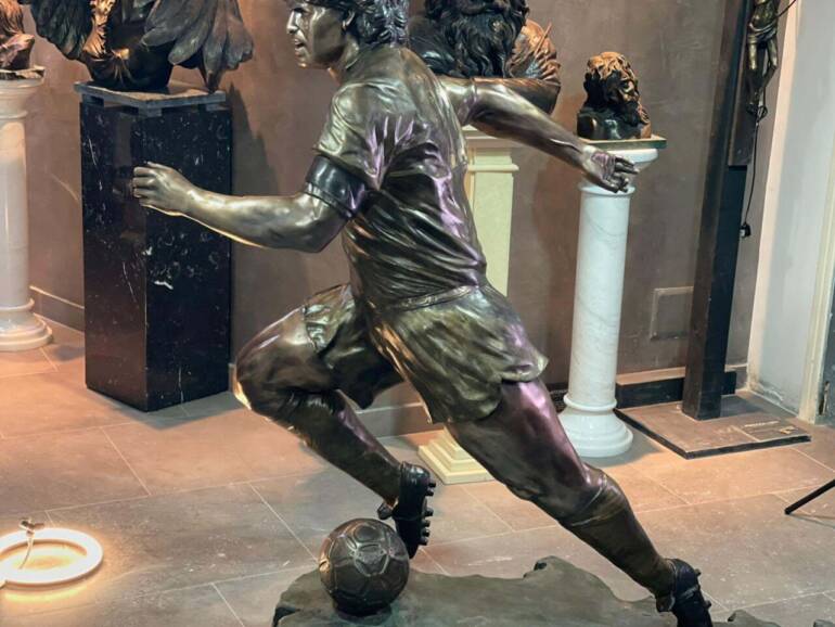 Napoli, la statua di Maradona posizionata accanto al murale ai Quartieri Spagnoli