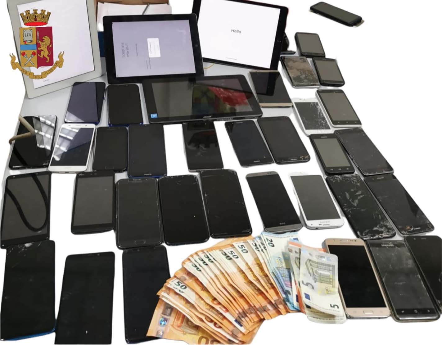 Napoli, pakistano trovato con 3 tablet e 43 smartphone