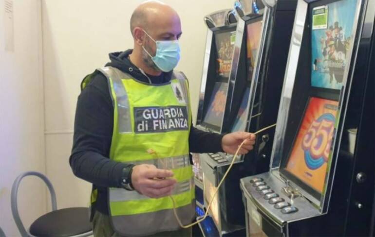 Scoperti dalla finanza videopoker illegali a Trentola Ducenta: nascosti nella stanza segreta