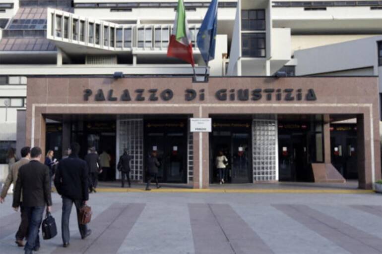Napoli, avvocato minaccia il suicidio al Centro Direzionale: interviene il presidente dell’Ordine