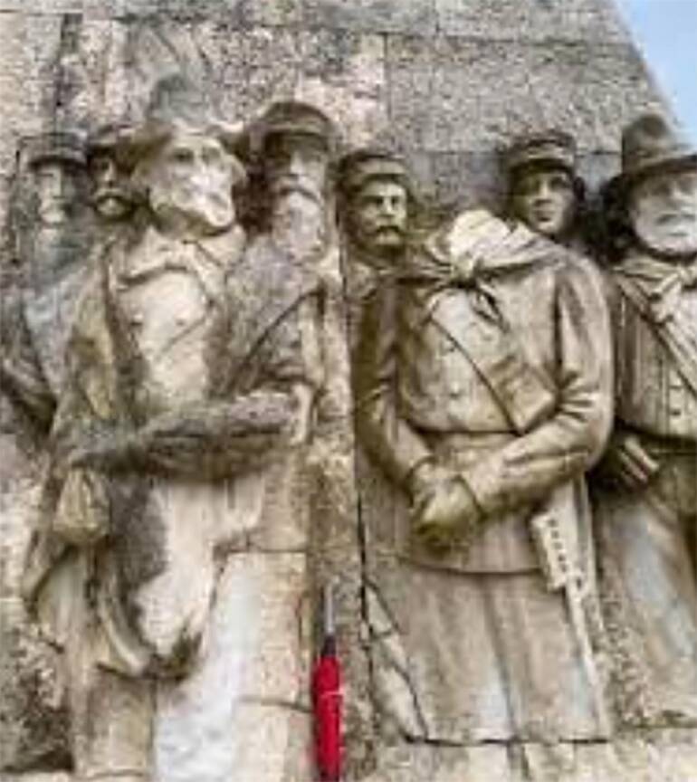 Valle di Maddaloni: decapitate le statue raffiguranti gli eroi della guerra