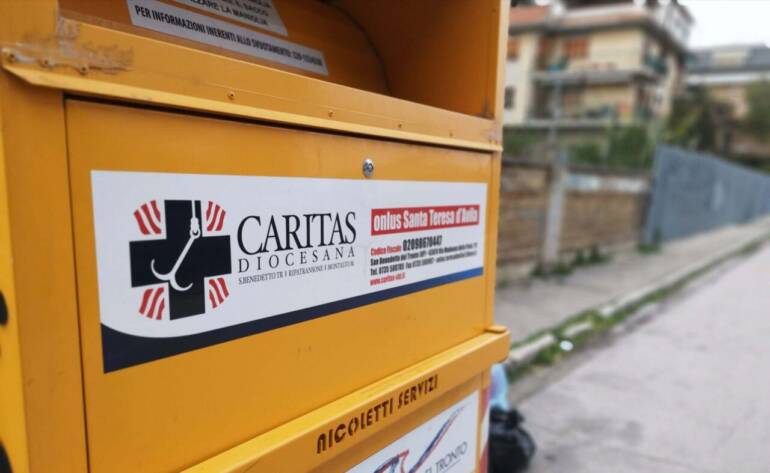 Vendevano i vestiti rubati alla Caritas sulla bancarelle di Napoli