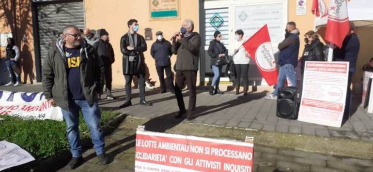 Aversa, 11 inquisiti per rifiuti contro De Luca: Potere al Popolo esprime solidarietà agli inquisiti