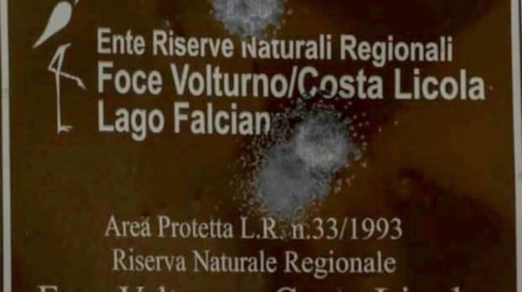 Colpi di fucile contro l’insegna della riserva naturale dell’Oasi dei Variconi a Castel Volturno (1)