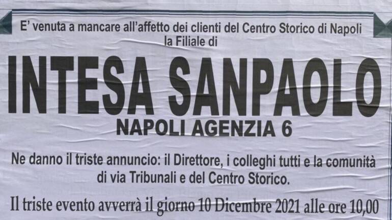 Manifesti funebri su Intesa Sanpaolo a Napoli: “È venuta a mancare la filiale di Intesa Sanpaolo”