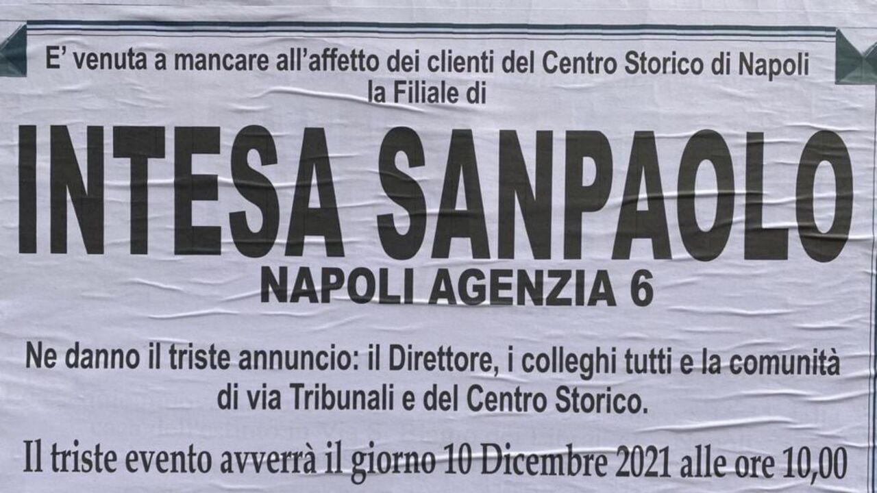 Manifesti funebri su Intesa Sanpaolo a Napoli: “È venuta a mancare la filiale di Intesa Sanpaolo”