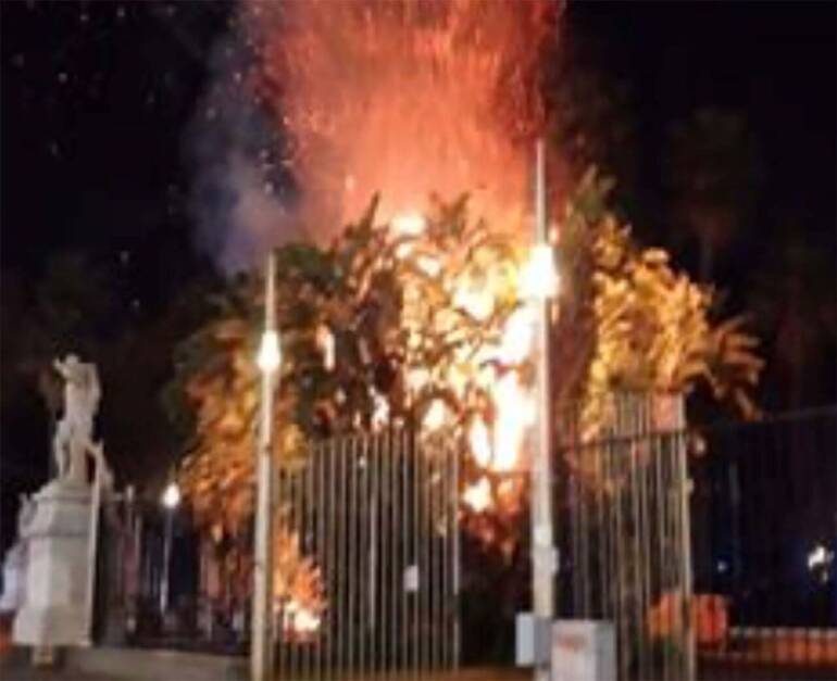 Napoli, bruciano alberi nella villa comunale