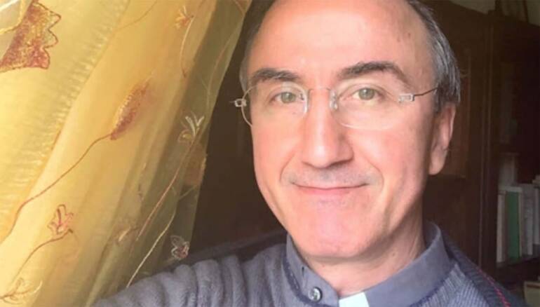 Da parroco a sindaco: l’ex don Antonio Romano sfida il primo cittadino uscente a Chiusano San Domenico