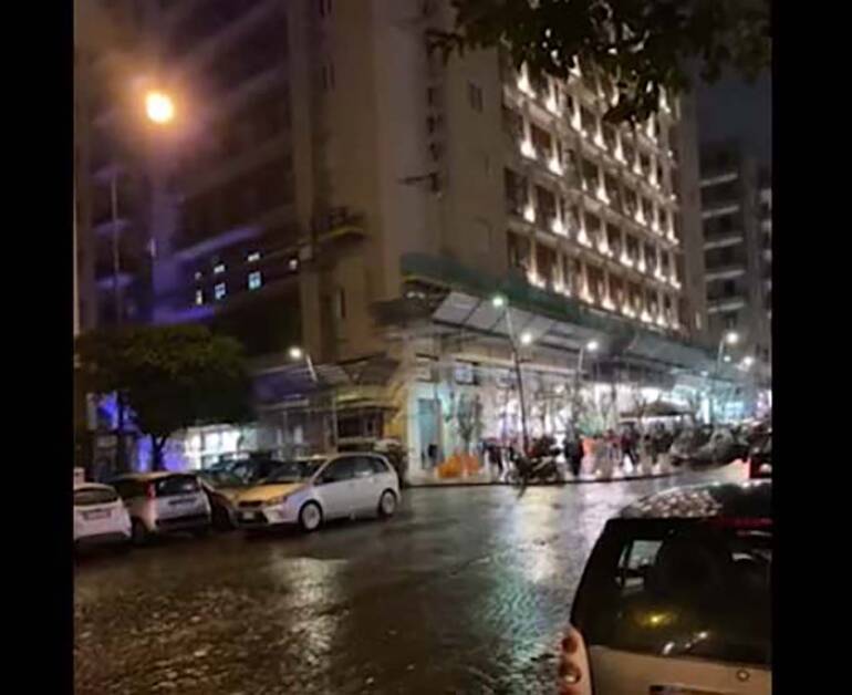 Napoli, non paga il parcheggiatore abusivo e trova l’auto danneggiata