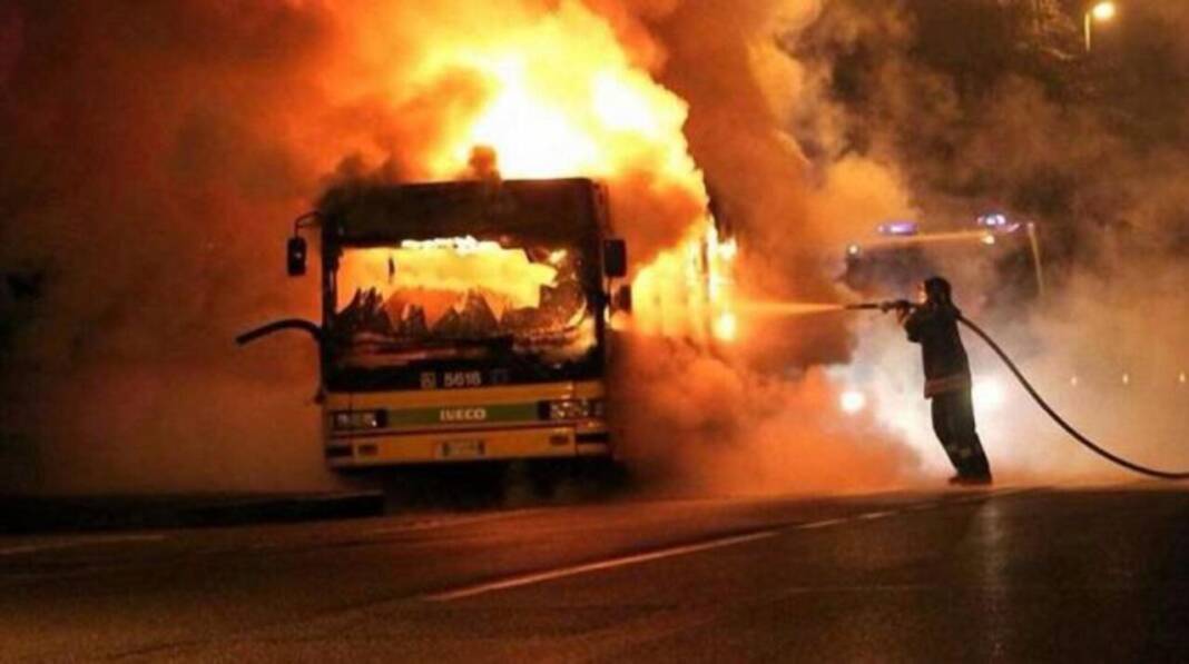 autobus-in-fiamme