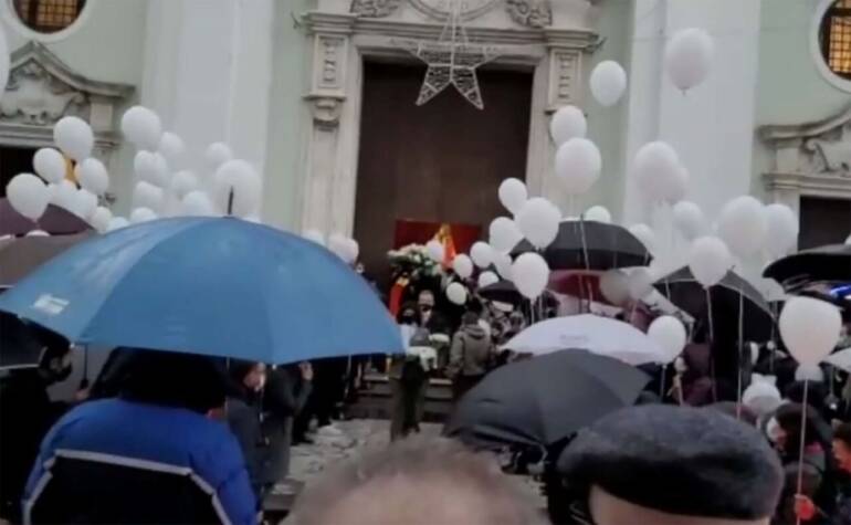 Palloncini bianchi, applausi ma tanta commozione ai funerali di Elisa Cipullo