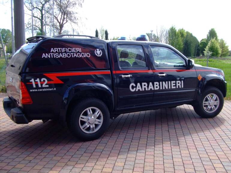 Giugliano, in auto aveva 6 bombe carta: arrestato 34enne