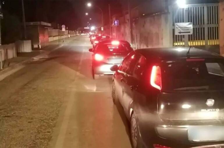 Caserta, centro vaccinale nel caos:  la coda delle auto fino a Ponte d’Ercole