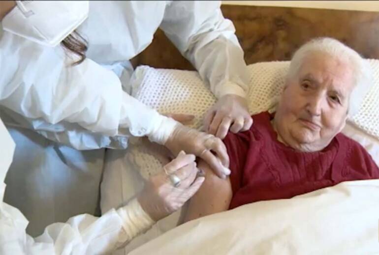 Torre del Greco, centenaria riceve la terza dose di vaccino in diretta tv