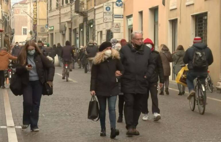 Covid, il sottosegretaio Costa annuncia: “Ora nuove regole per i vaccinati”