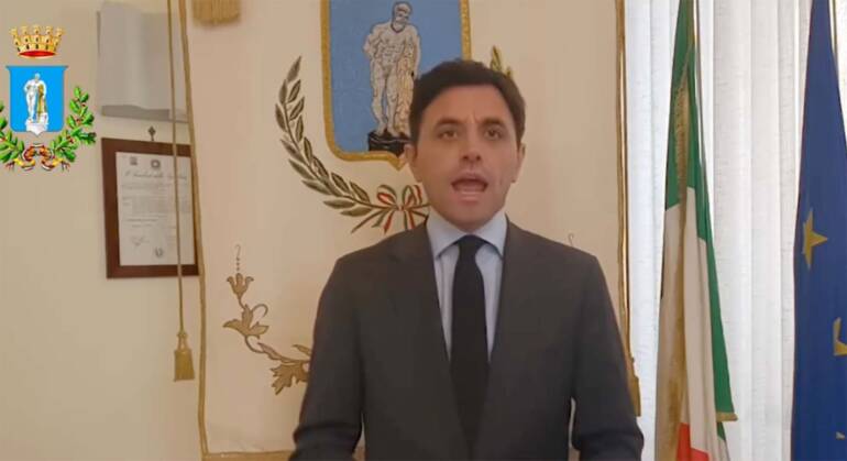 Ercolano, discarica lungo la strada per gli scavi, ira del sindaco
