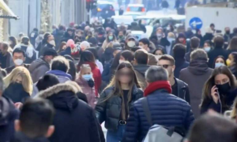 Covid in Italia: oggi 28.900 casi e 129 morti, positività cala a 14,1%