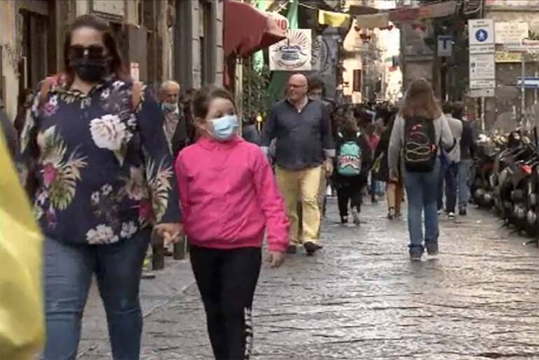A Napoli stop a pizze a portafoglio e cuoppi: partita l’ordinanza dI De Luca