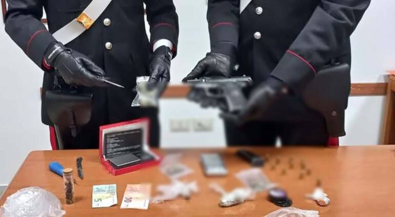 Gragnano, in giro in auto con una pistola: arrestato