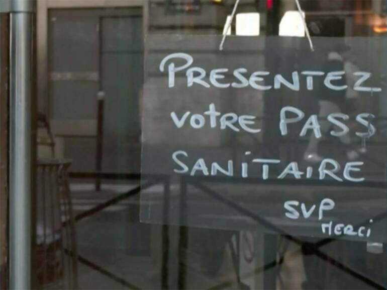 Natale al chiuso: la stretta anti Omicron nel mondo